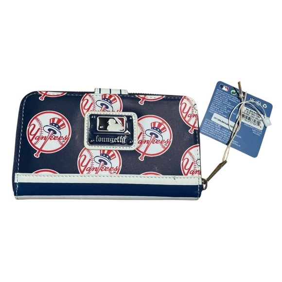 Loungefly NWT New York Yankees MLB Womens Zip Around Wallet 7 x 4 inches - Picture 2 of 6